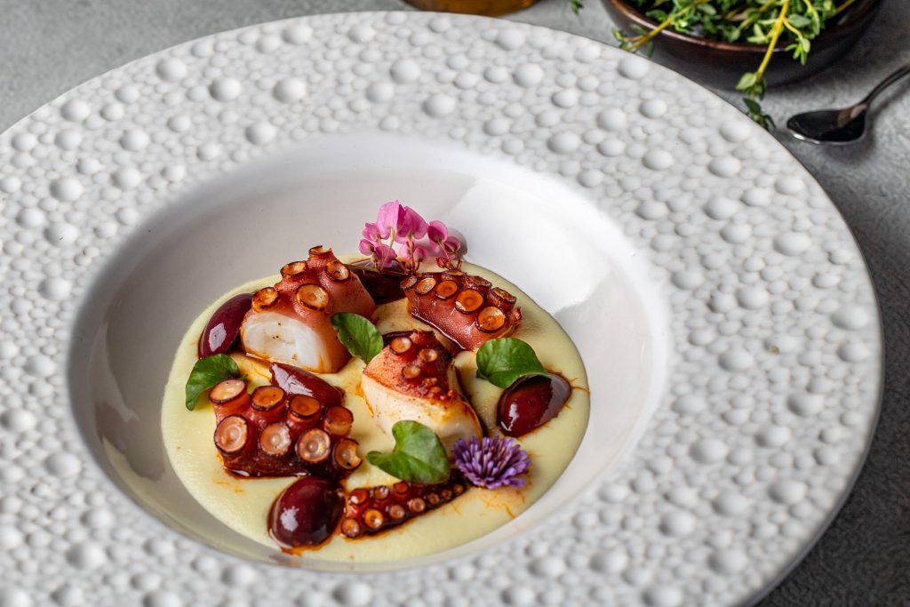 Polpo arrosto con purè di patate e olive