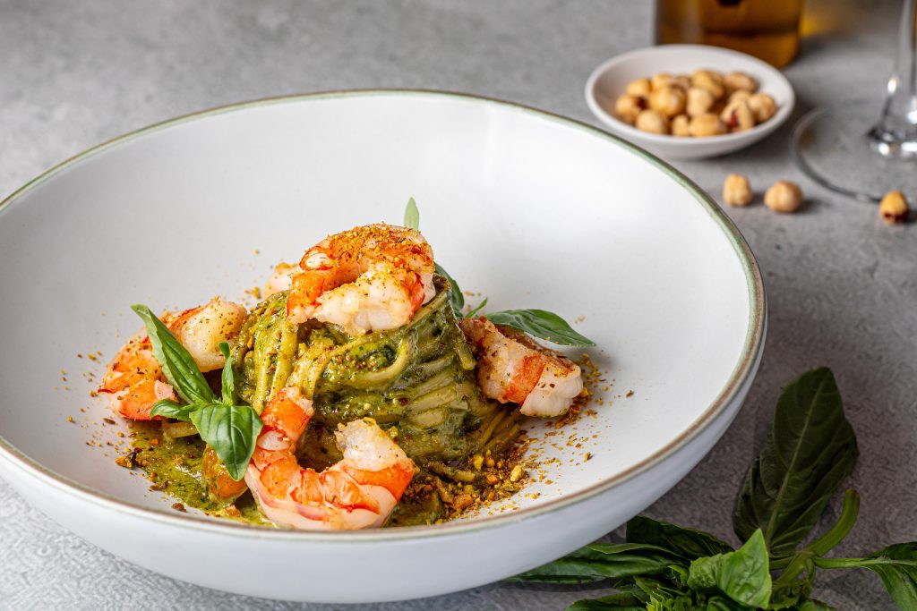 Linguine al pesto di basilico con gamberi e pistacchio