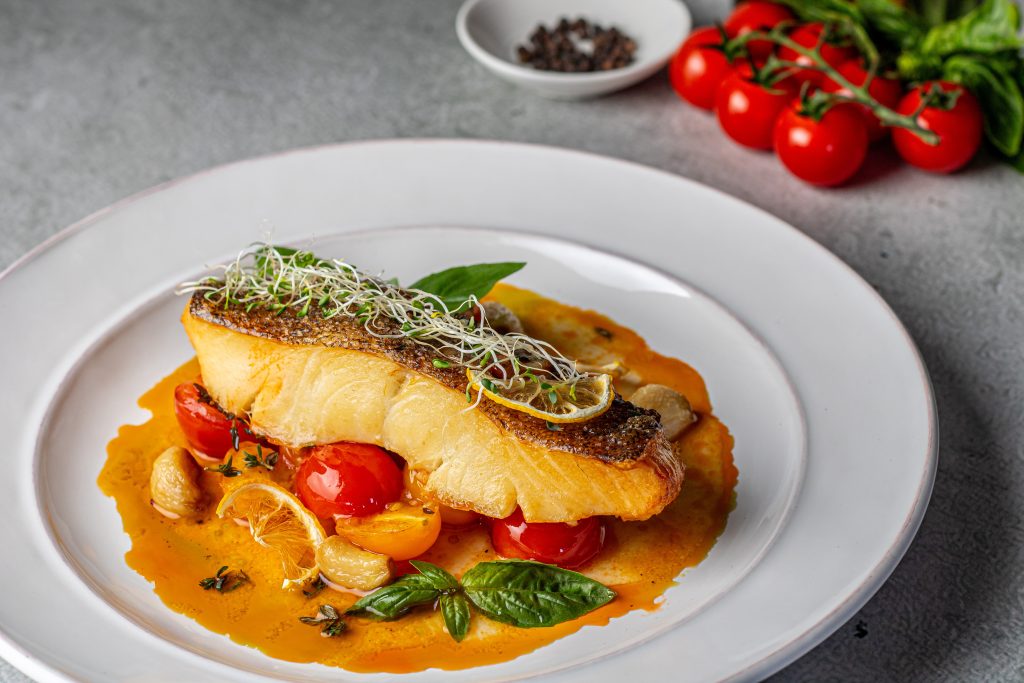 Filetto di ippoglosso alle erbe con pomodorini ripassati