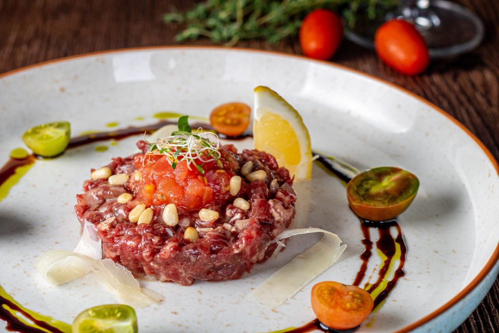 Tartare di Wagyu con Scaglie di Parmigiano e Pomodoro