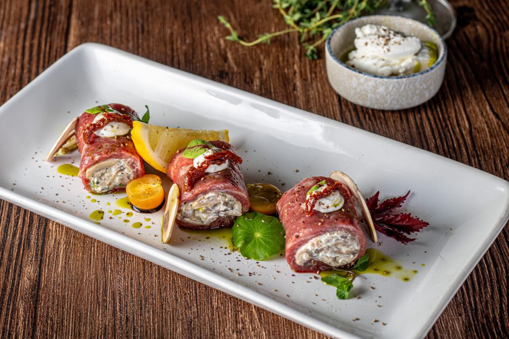 Involtini di Carpaccio con Funghi e Formaggio